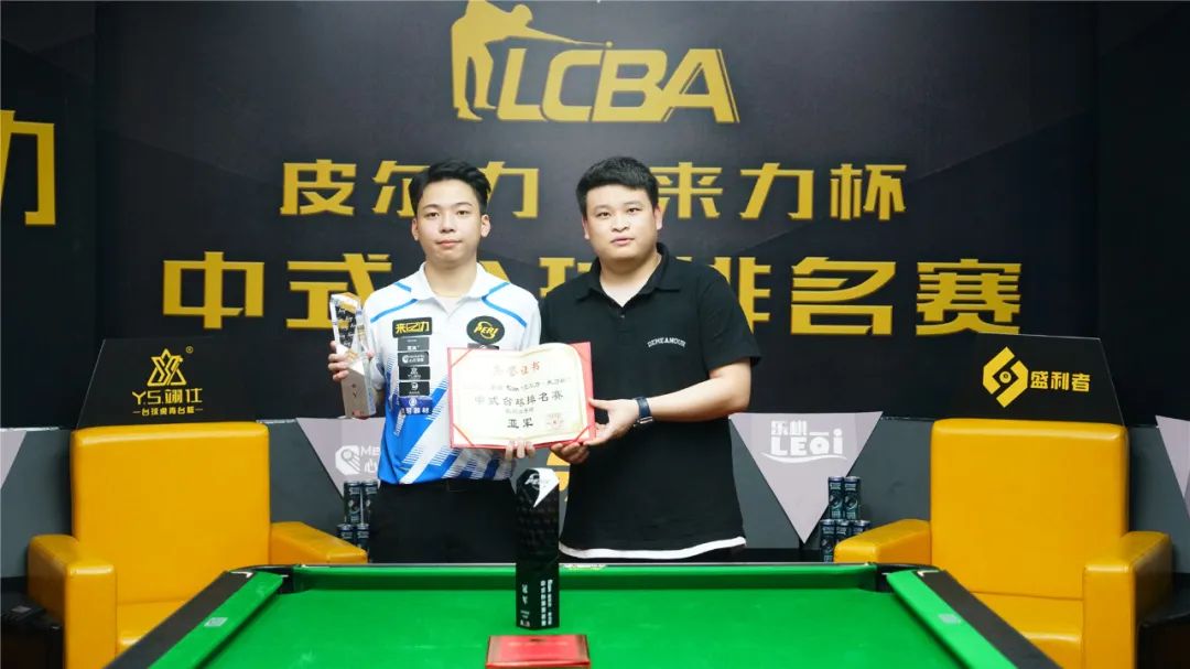 虽然足球在 虽然足球在